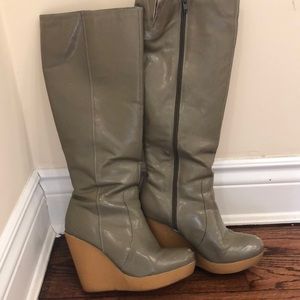 MATIKO patent leather gray wedged boots sz 7